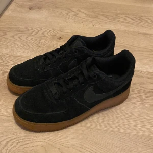 Nike Air Force 1 suede - Bekväma AF1 i mocka, perfekt till höst/vinter. Bra skick, endast använda inomhus. 