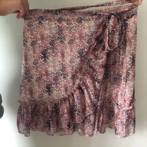 Rosa kjol - Rosa kjol med guld detaljer (se bild 3) köpt på Raglady för två år sedan. Bra skick. 