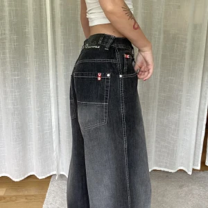 Stora skate jeans  - Vintage jeans från southpole! Har sytt in lite i midjan så det passar mig som är en storlek 30 i herr! Går att sprätta upp snabbt (jag kan göra innan de postar vid önskan)   Skriv gärna vid fundering och glöm ej kolla mina andra annonser 💌