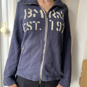 Boomerang tröja - Märke: Boomerang  Färg: blå Dragkedja  Använd bara några gånger.  Köpt för 900kr