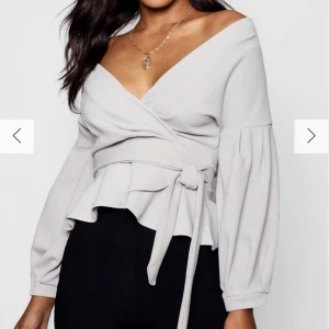 Fest topp - Festlig ljusblå topp. Topp med slitsade ärmar. Nyskick. Storlek 36 men funkar för 34. Inköpspris: 299kr 