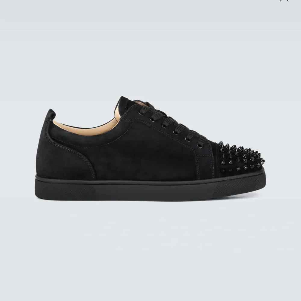 Louboutin sneakers i hel svart, storlek 36. Super fint skick, kan skicka fler bilder vid intresse❣️. Skor.