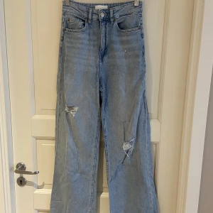 Jeans - H&M, stl S - Jeans från H&M i 90s, rak modell, högmidjade. Stl 36, S. 