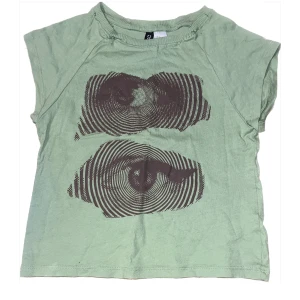 Baby tee - Sjukt snygg baby tee med ögon! 👁️ den har lite defekter vid halsen som jag har sytt, annars är det bra skick!🫶🏻