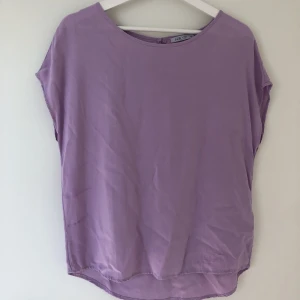 Mjuk och skön t-shirt  - Mjuk, fin och jätteskön lila t-shirt.