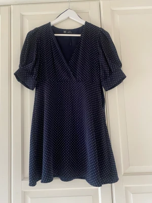 Zara klänning marinblå - En jätte gullig marinblå och vit prickig klänning från zara som jag tyvärr vuxit ur💗 strl S