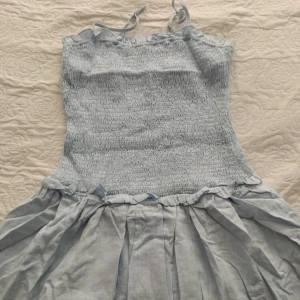 Ljusblå klänning  - Supersöt blå klänning köpt utomlands Strl L 