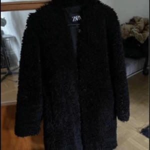 Lång pälsjacka - Säljer en lång pälsjacka i strl L. Fint skick och knappt använd.