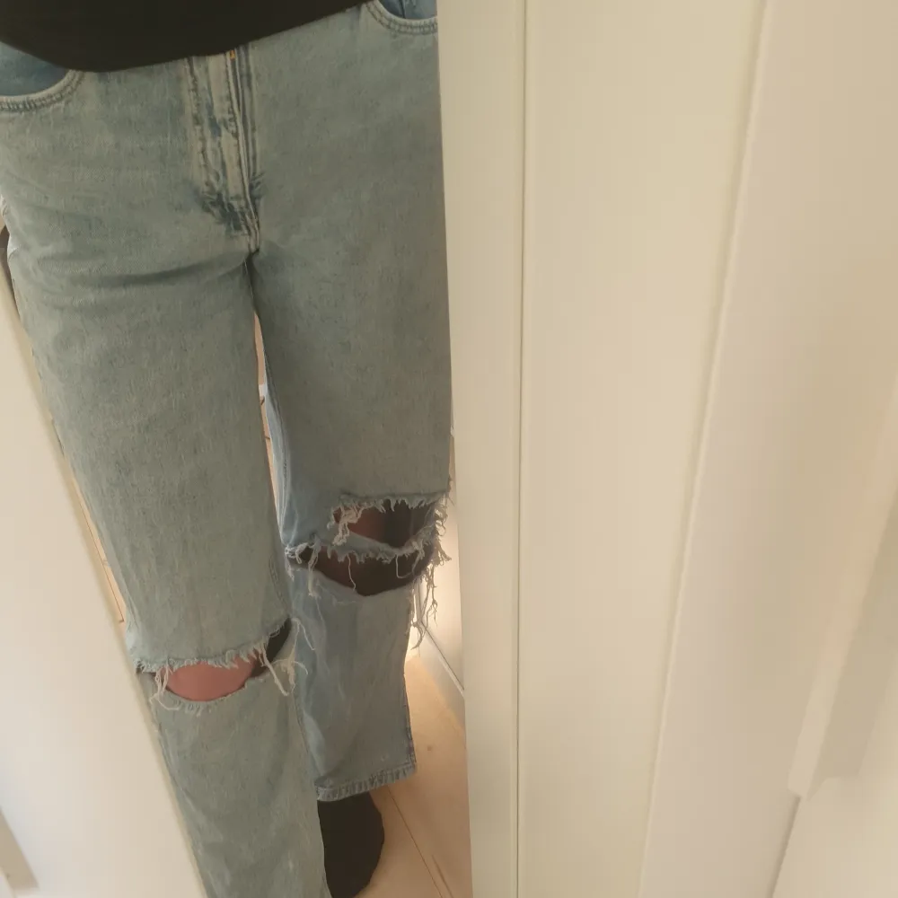 Jätte snygga jeans från H&M i storlek 164 passar mig som är ca 169 cm, säljer för att jag använder inte dem😊Bra skick!. Jeans & Byxor.