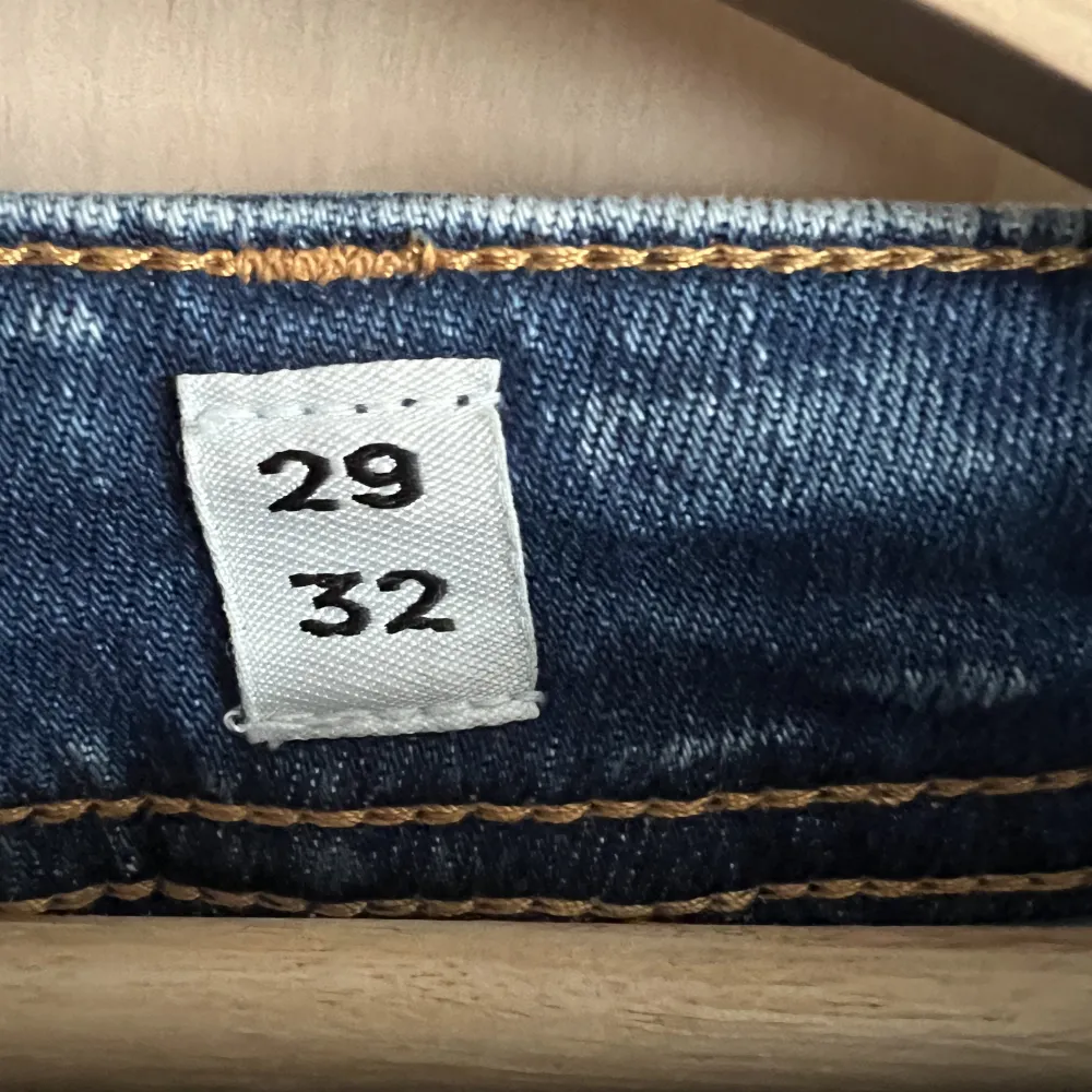 Säljer dessa snygga jeans pga dem inte passar mig längre. Dem är använda ungefär 5 gånger. Storlek 29/32. Köpta för 749kr. Jeans & Byxor.