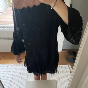 Svart Volangklänning  - Svart Volangklänning med broderade detaljer 