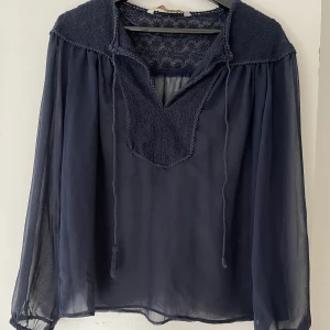 Tunn blus  - Mörkblå tun blus perfekt för varma sommardagar.   Köparen betalar frakt eller möts upp i Sundbyberg (Stockholm)