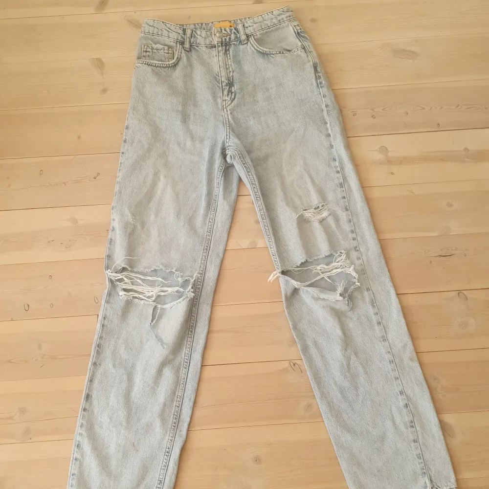 Jätte snygga jeans från Gina tricot i storlek 158, passar mig som är 169, men bara lite tajta i midjan. Bra skick!💕. Jeans & Byxor.