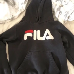 Fila tröja  - Fila hoodie, det är barnstorlek på men har funkat som xs på mig 