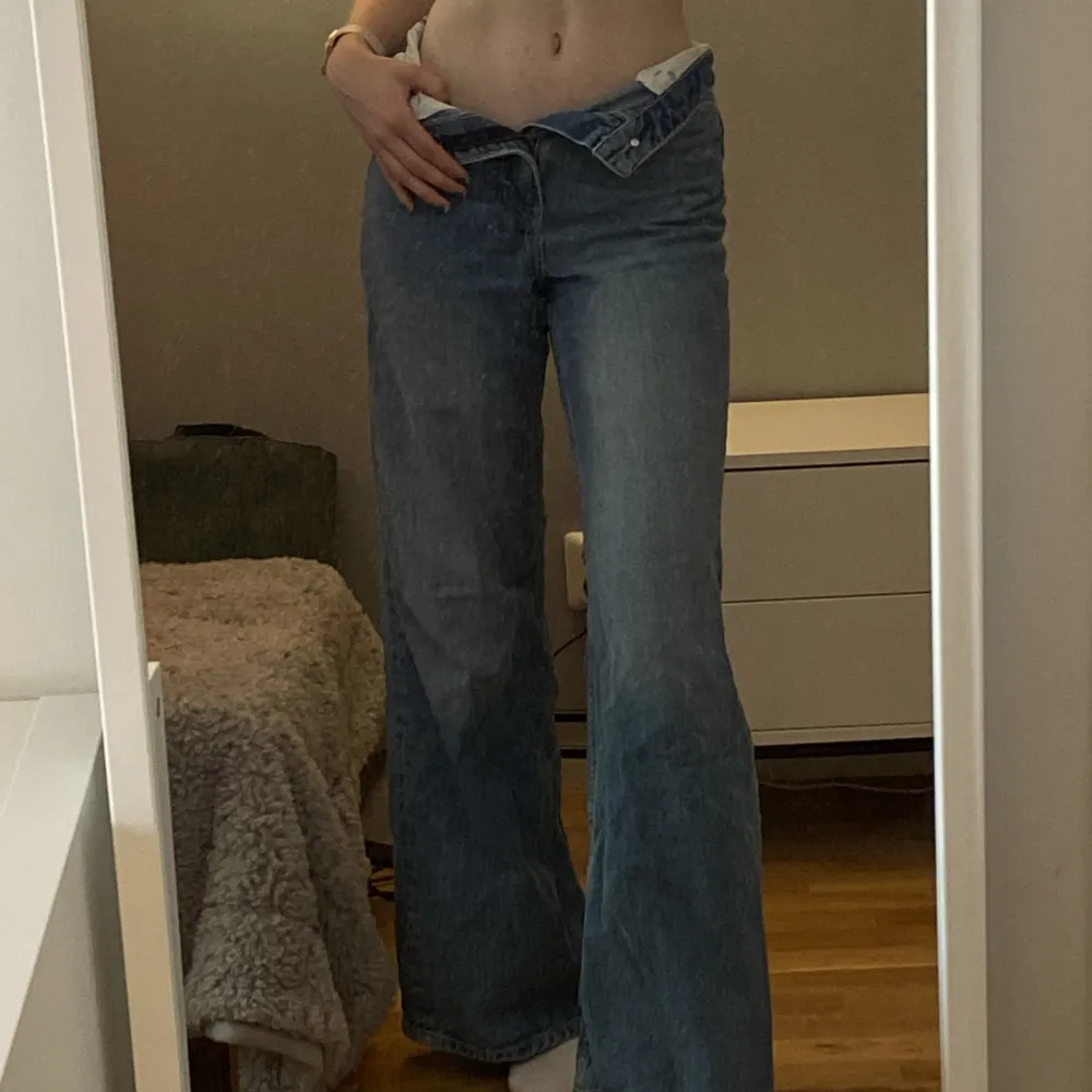 Vida jeans i storlek 34. Knappt använda och i gott skick!! Lee x HM. Jeans & Byxor.