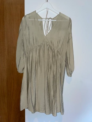 Grön klänning - Grön h&m klänning. Lösskttande passar s-L beroende på hur man vill att den ska sitta.   Loose fit. Går halvvägs på mina lår och jag är 174cm.