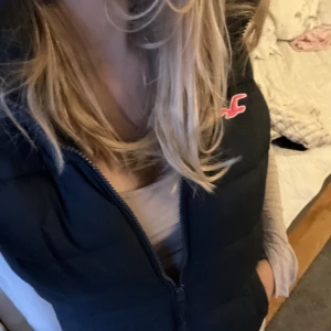Hollister väst💘 - Säljer en hollister väst som inte kommer till användning. Använd 3-5 gånger. Den är svart/ mörkblå🖤💙
