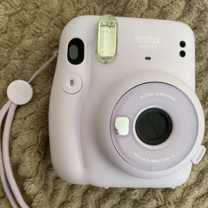 Instax mini 11 kamera - Söker nu min kamera med Polaroid bilder som kostar runt 900kr att köpa ny. Den är i nyskick och i en superfin lila färg. Säljes då jag köpt en nyare verision.