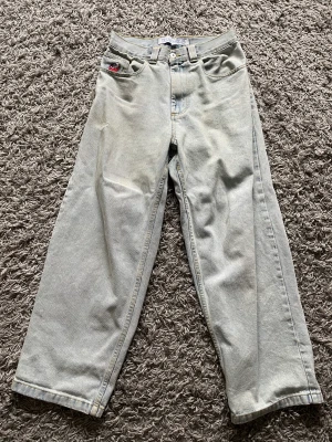 Big boy jeans - Ett par big boy jeans i storlek xs