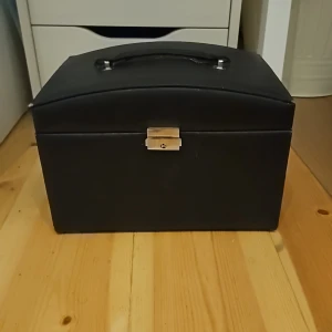 Smyckeskrin  - Ett stort smyckesskrin. Lite repor på sidorna men annars i utmärkt kondition. Skriv gärna för fler bilder. 