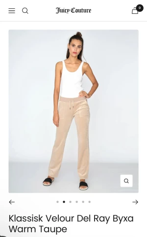 Juicy byxor beige - Jag har haft dessa byxor sen i December, har bara använt dem typ 5 gånger max då jag inte tyckte dem passade på mig. Skriv för fler frågor om ni är intresserade.(Dem har en liten fläck på sig därför jag säljer dem så lågt, vill ni ha bild så fråga)☺️