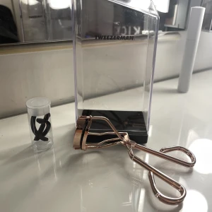 Ögonfransböjare - Tweezerman ögonfransböjare, ny pris 289. Råkat beställa två likadana så säljer denna för 199💕 den fungerar super bra!