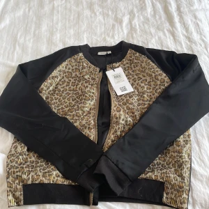 Name it jacka - Säljer denna jättecoola leopard jackan från name it, oanvänd med prislappen kvar❤️