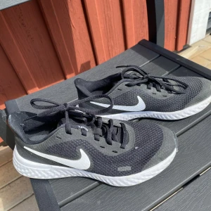 Nike skor - Helt nya nike skor som är i 10/10 skick. Jag har ingen andvändning av de utan de bara står och väntar på att få andvändas! Jag hoppas nån annan kan få andvändning av de, det är bara att kontakta vid minsta fundering 💕