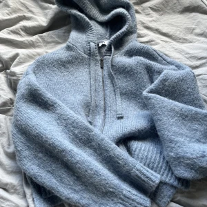 Stickad tröja från Zara - Super fin och skön stickad tröja med zipp, från zara, jätte fin nu till sommaren, använd Max 5 ggr, köpt för 500kr, den är inte stickig. Buda eller Köp direkt för 360 + frakt. Kom ihåg att frakten EJ ingår i priset/budgivningen.