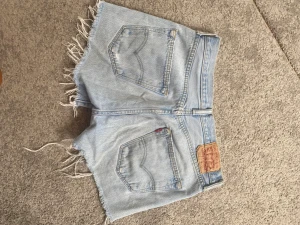 Levis shorts  - Tryck inte på köp nu, skriv helst i chatten först!!