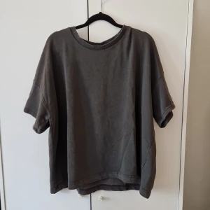 Tröja - Använd 2-3ggr, som ny. Löst sittande, strl L, passar nog XL med