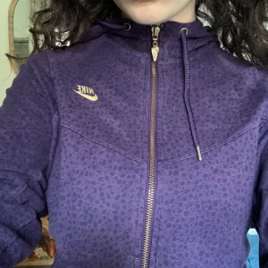 Lila nike zip hoodie - Min snyggaste nike hoodie! Använder den dock inte så mycket så ville sälja den. Frakt tillkommer!