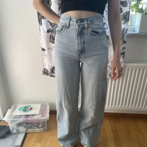 Levis jeans - Säljer dessa straight leg levis jeans som tyvärr inte kommer till användning längre. Storlek w25 l32. Nypris 1200