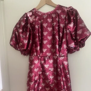 Paljettklänning med hjärtan  - Paljettklänning med hjärtan  Nypris 2000:-  Och puffärmar. Sitter som en fodralklänningar 