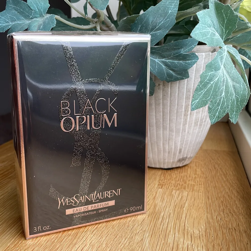 Säljer en 90 ml black opium som är helt oanvänd. Helt ny, inte öppnat. Jag köpte den på kicks för runt 1200 kr, men säljer nu för 900 kr.. Parfym.