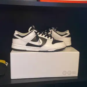 Säljer mina feta Nike coustom alltså dem finns inte vanligt. Använda 1 gång Eftersom dem blev för små för mig. Dem är 28,5cm/44,5. Perfekta nu till sommaren eller året om .dem kostar 1700 att göra på Nikes hemsida men jag säljer dem för 1200 går att pruta