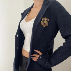 Mjuk ull kavaj kofta Tommy Hilfiger S - Snygg Tommy Hilfiger kofta / kavaj i Merino ull. Mjuk och skön.  Passar både S och M