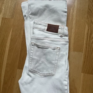 Twist & Tango jeans  - Jeans från T&T model Jojo Färg occkra m beige sömmar Har ett par svarta också som är till salu   Storlek 27 Pris 300kr Nypris minst 1000kr