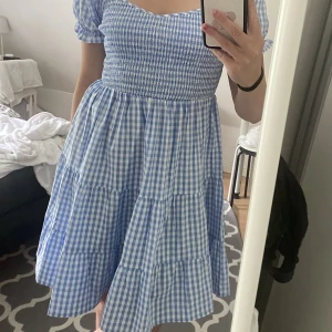 Blå klänning - Säljer denna blåa, rutiga klänningen🫶🏼 helt oanvänd och i storlek M, men passar även S!! Perfekt sommarklänning🌺