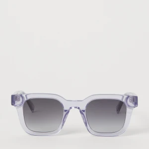 Chimi solglasögon  - Solglasögon från chimi i strl 04 i en ljuslila färg. Använda ett fåtal gånger. Lådan ingår. Kan skicka fler bilder om de skulle önskas 🩵