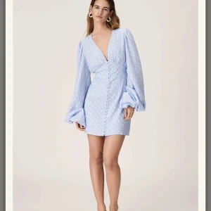 Adoore - Säljer adoore Florence Dress då jag köpte två storlekar. Så vacker ljusblå klänning! Storlek 34, slutsåld på hemsidan🤍