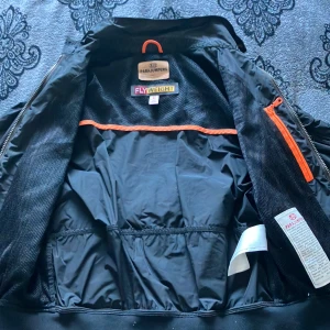 Parajumper som passar både m/s/xs både stor och liten - Hej! Buda! Jag säljer min para jumper jacka/vind/regn jacka. Den är relativt ny då den ej är använd så mycket och är bättre till användning av någon annan :) detta är en unisex skulle jag nog säga så både män och kvinnor kan använda den. Den är storlek M 