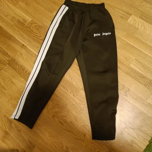 Palm Angels byxor  - Är nästan helt nya har tvättas en gång bara så det är 9,7/10 i skick kom med byten vet jag. Själv klart äkta 