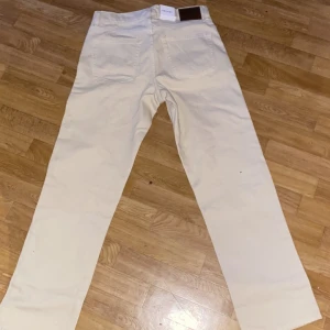 Beige jeans - Aldrig använt kvitto finns, de var för stora för mig vill sälja dom 