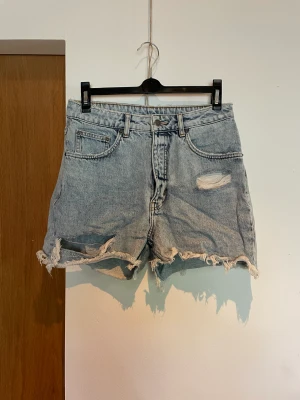 Jeansshorts - Jeansshorts från cheap monday. ”Trasiga” kanter och fin logga på baksidan.