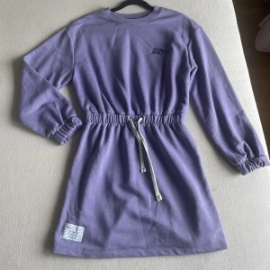 Sweatshirt klänning - Otroligt fin sweatshirt klänning  Användes ett fåtal gånger så väldigt fin skick  Älskar verkligen klänningen men använder den för sällan för att behålla 