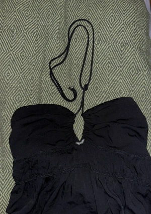 Topp - Svart topp med alternativ knytning. Från början en klänning från H&M som jag sytt om till en topp och lagt till silver detaljer på🖤💛(vingar under/mellan bysten, & silver pärlor i knytningen/ändarna)