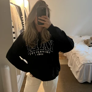 Hoodie - Mörkblå hoodie med tryck fram