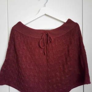 Vinröd stickad kjol, Divided (H&M) - Kort - tigh length kjol, Vinröd, fin stickad, lätt  Bra till hösten  (egentligen oanvänd)