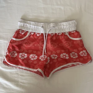 Hawaii shorts - As coola rosa Hawaii shorts, perfekta som cover up när man ska till strand eller brygga! Lite lösa trådar på snöret, dock inget som påverkar funktionaliteten. Passar XS-S🫶💕